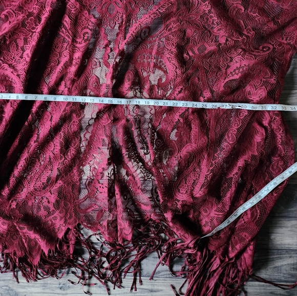 Emerette burgundy lace shawl - Picture 6 of 6